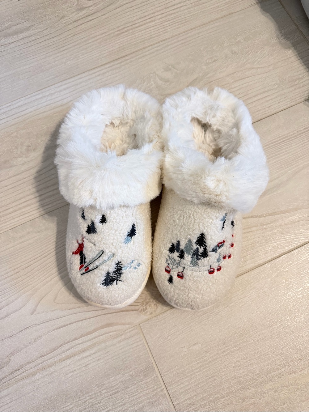 American Eagle Outfitters Cream Faux-Fur Lined Holiday Slippers